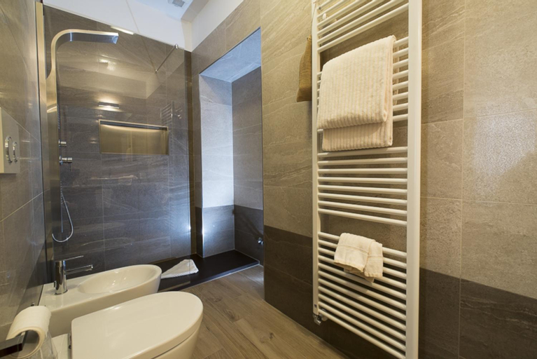Bathroom 12