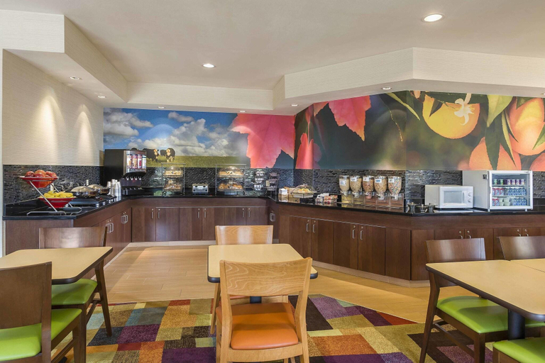 Food & Drinks 5, Fairfield Inn & Suites Holland, Ottawa