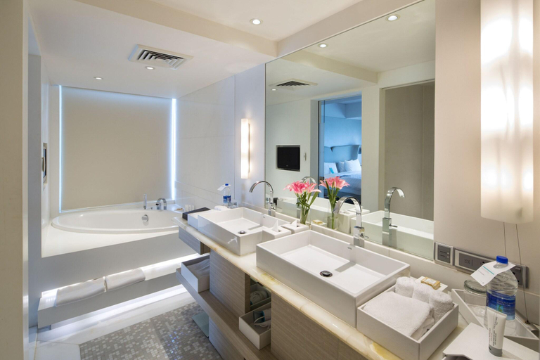 Bathroom 5, Le Meridien Gurgaon, Delhi