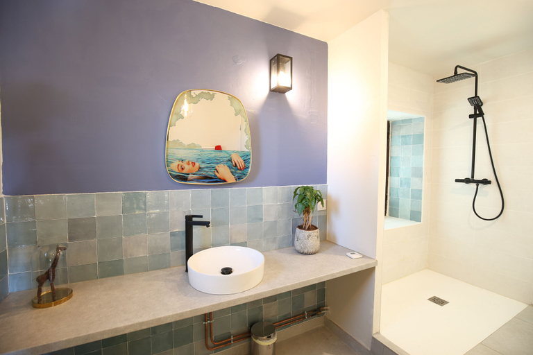 Bathroom 5, Rémy A Dit, Bouches-du-Rhône