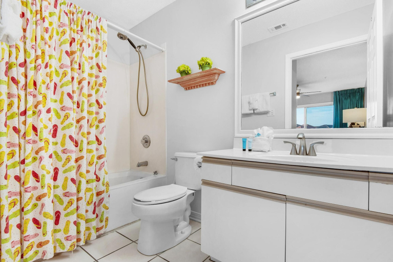 Bathroom 4, Maravilla 1309, Walton