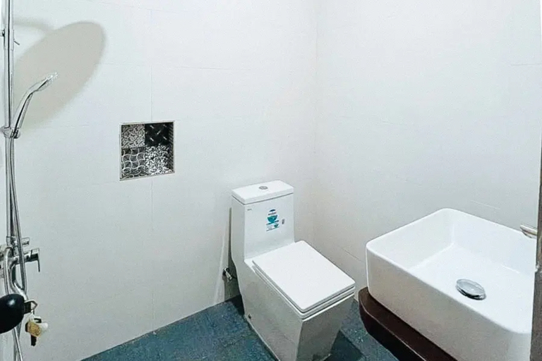 Bathroom, RedDoorz @ Casa Rafaelle Transient Ilocos Sur, San Vicente