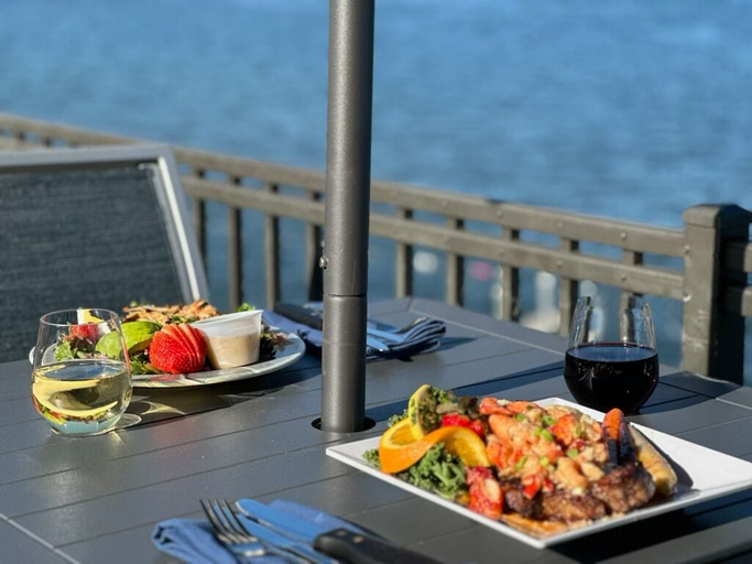 Food & Drinks 5, The Georgian Lakeside Resort, Warren