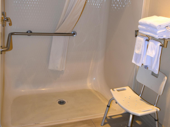 Bathroom 5, Quality Inn & Suites Brooks Louisville South, Bullitt