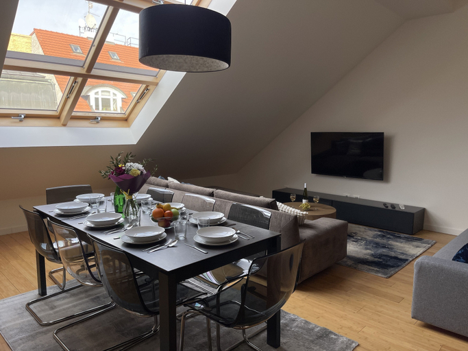 Others 5, 4-room apartment near Charles Square, Praha 5