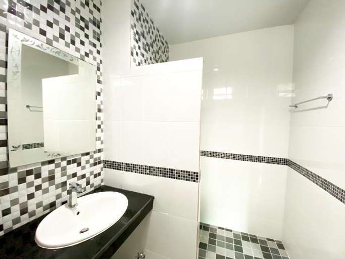 Bathroom 9