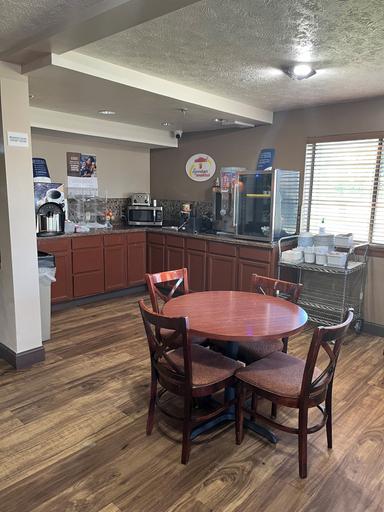 Food & Drinks 5, Super 8 by Wyndham Hastings, Adams
