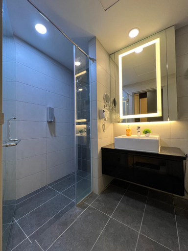 Bathroom 10