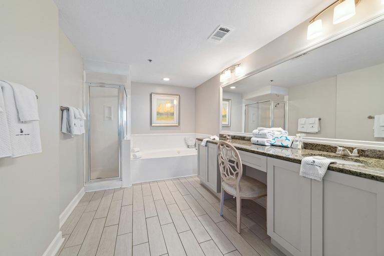 Bathroom 4, Enclave 604, Baldwin