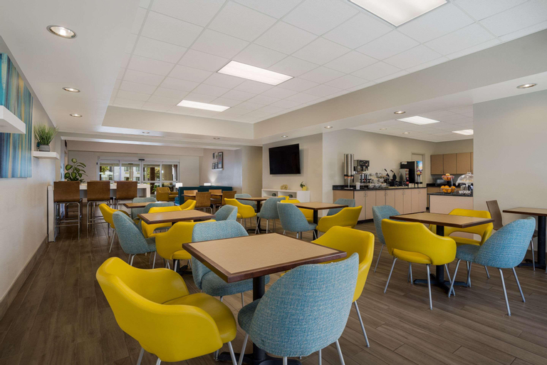 Food & Drinks 5, MainStay Suites Wilmington - University Area, New Hanover