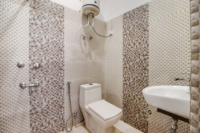 Bathroom, Fabexpress Rainbow Villa, Delhi