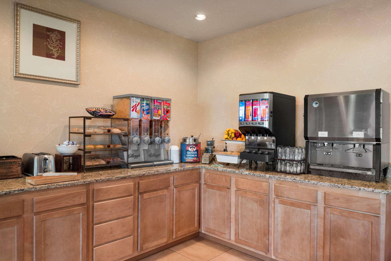 Food & Drinks, Country Inn Suites By Radisson Stevens Point Wi, Portage