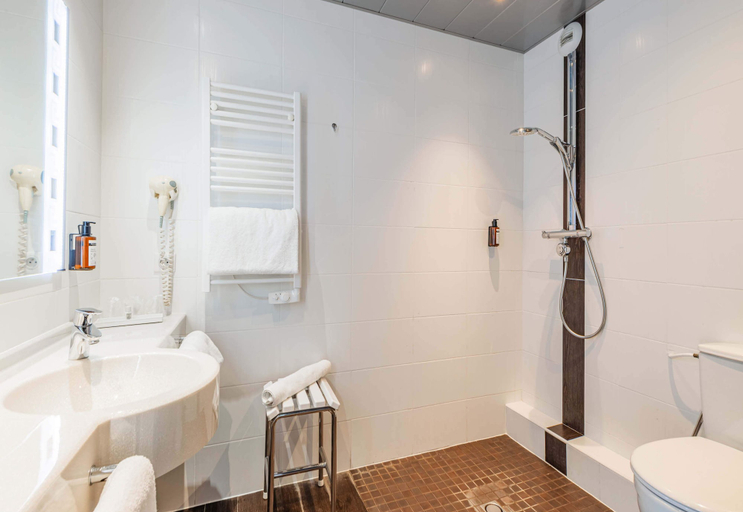 Bathroom 4, B&B HOTEL Colmar Liberté 4 étoiles, Haut-Rhin