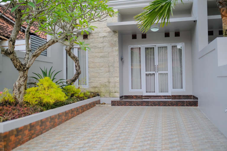 Exterior & Views 2, Kays Homestay Jogja, Sleman