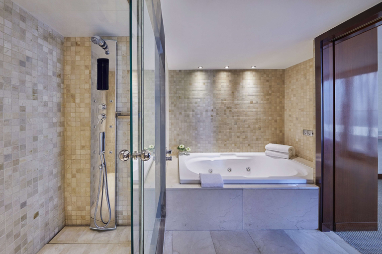 Bathroom 5, Hyatt Regency Barcelona Tower, Barcelona