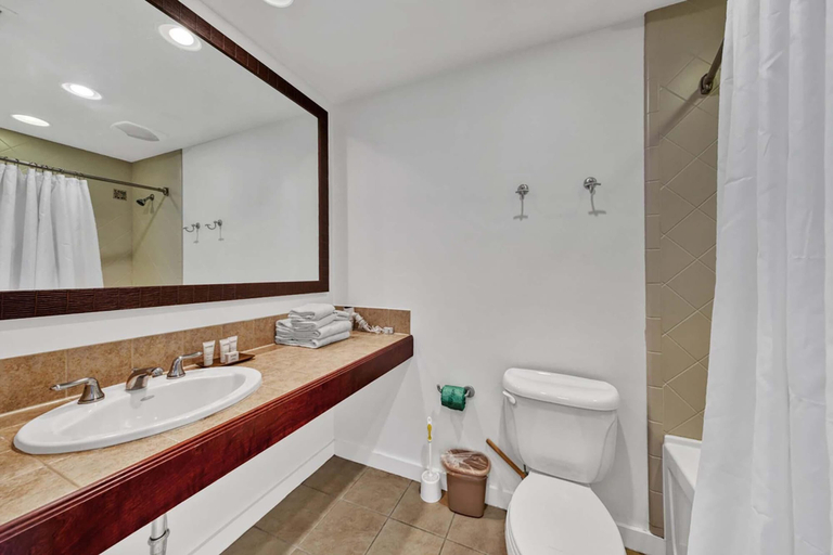 Bathroom 5, Luau I 7101, Walton