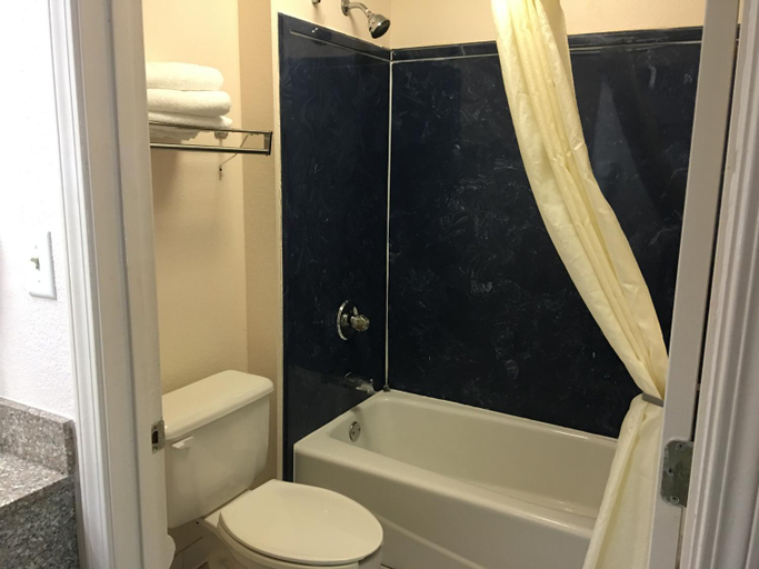 Bathroom 3, Super 8 by Wyndham Mobile, Mobile