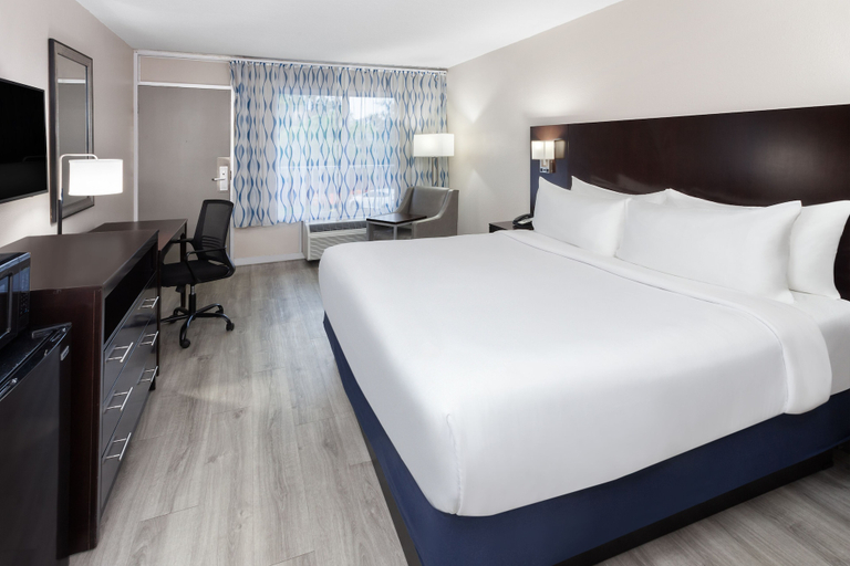 Bedroom 3, Days Inn by Wyndham Melbourne, Brevard