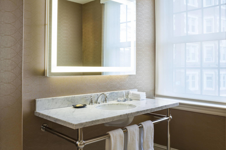 Bathroom 5, Sheraton Commander, Cambridge