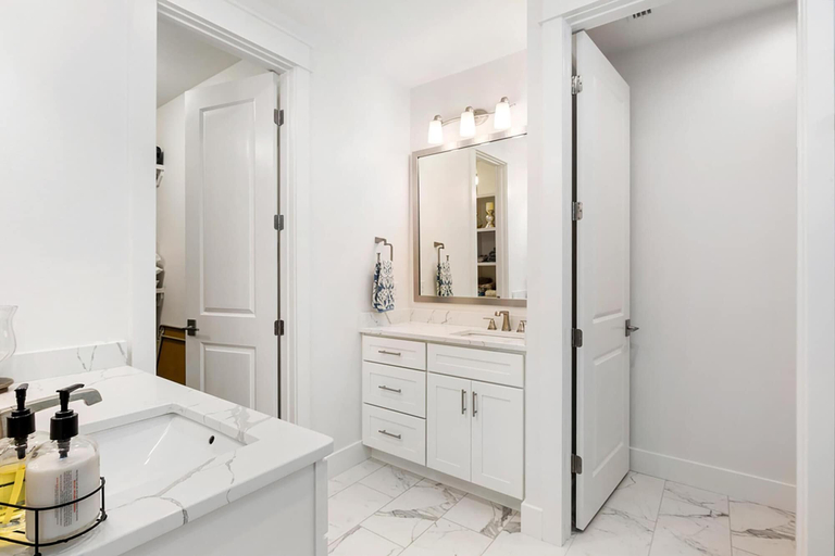 Bathroom 4, Once Upon a Tide, Walton