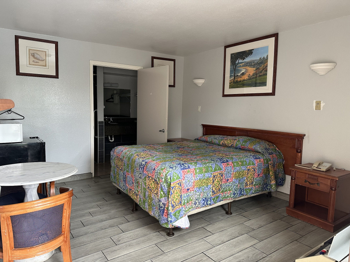 Bedroom 3, Lapsi Motel, Los Angeles