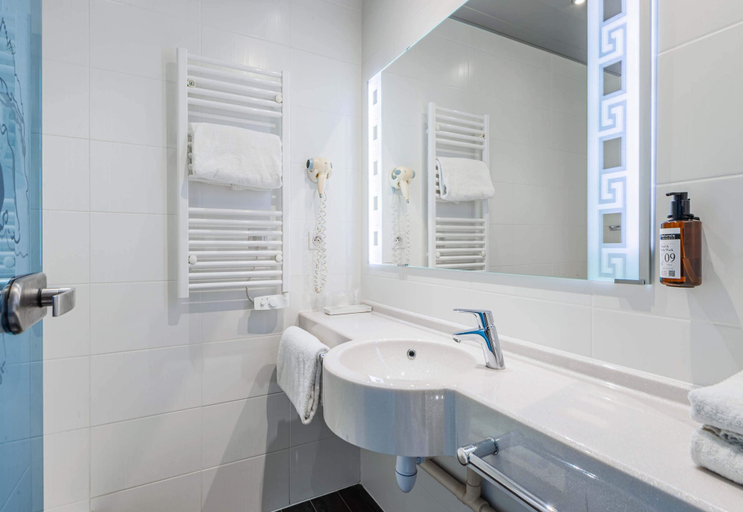 Bathroom 4, B&B HOTEL Colmar Liberté 4 étoiles, Haut-Rhin