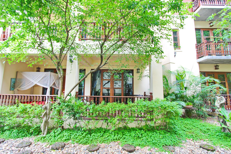 Exterior 4
