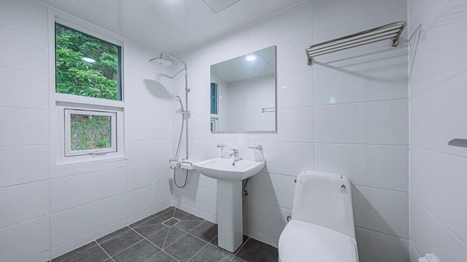 Bathroom 5, Young Pension, Yeongdeok