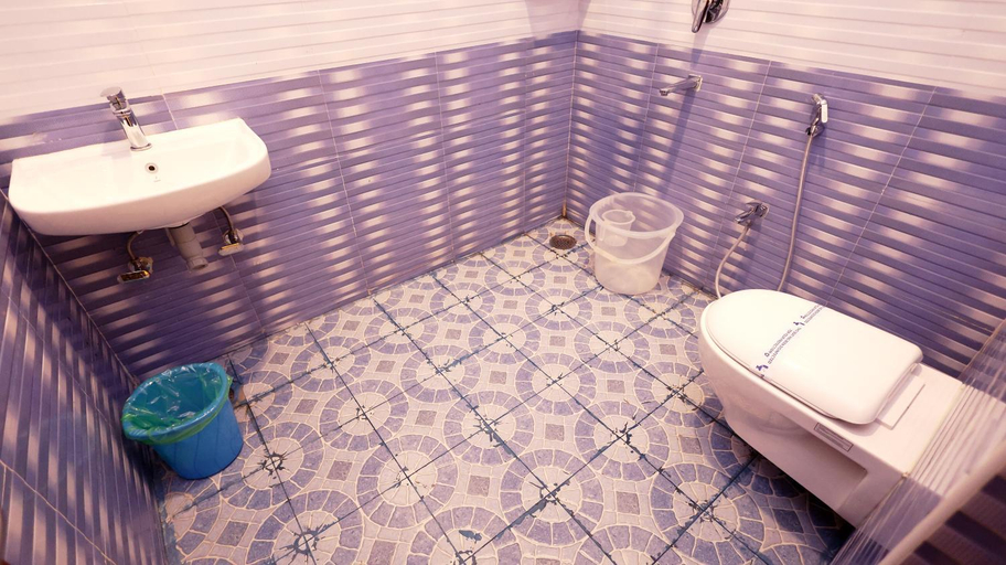 Bathroom 3, Hotel Grand Square, Salem