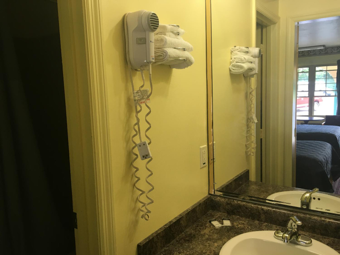 Bathroom 4, Norwalk Inn, Huron