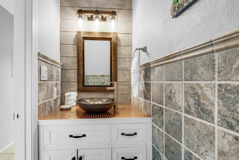 Bathroom 3, Sandprints A6- Life of Riley, Walton