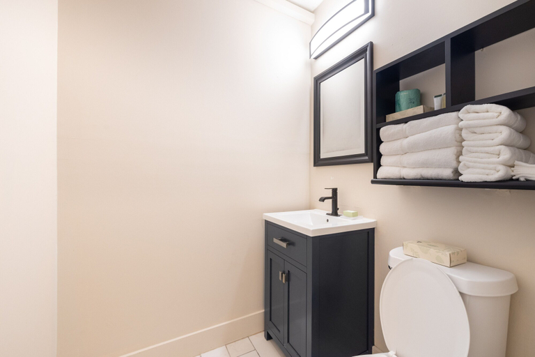 Bathroom 4, Downtown Dover Inn, Strafford