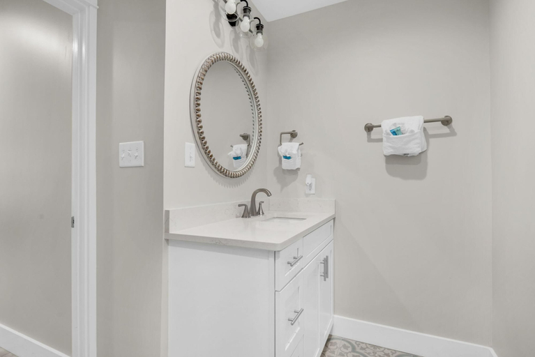 Bathroom 3, Emerald Flamingo, Bay