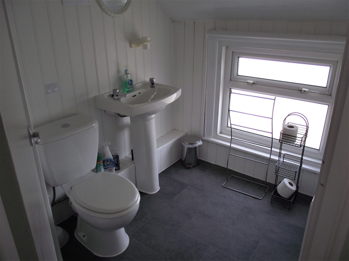 Bathroom 4, Seahawk Holiday Apartments, Blackpool