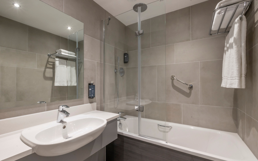 Bathroom, Maldron Belfast International Airport, Antrim and Newtownabbey