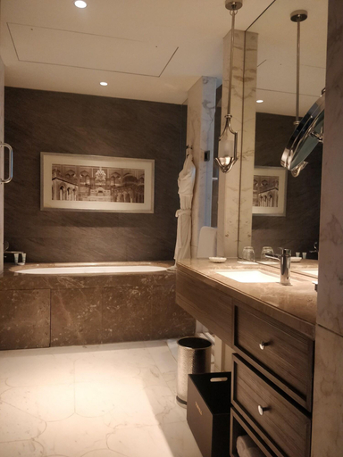 Bathroom 5, ITC Kohinoor, a Luxury Collection Hote, Hyderbad, Hyderabad