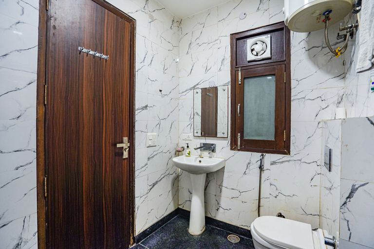 Bathroom, Fabhotel Apple Pie, Gautam Buddha Nagar