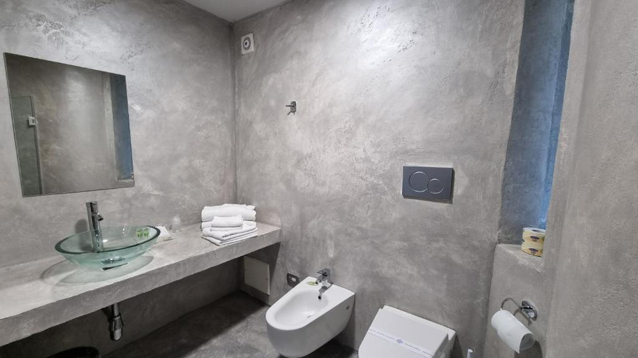 Bathroom 5, Hotel Quadrifoglio, Napoli