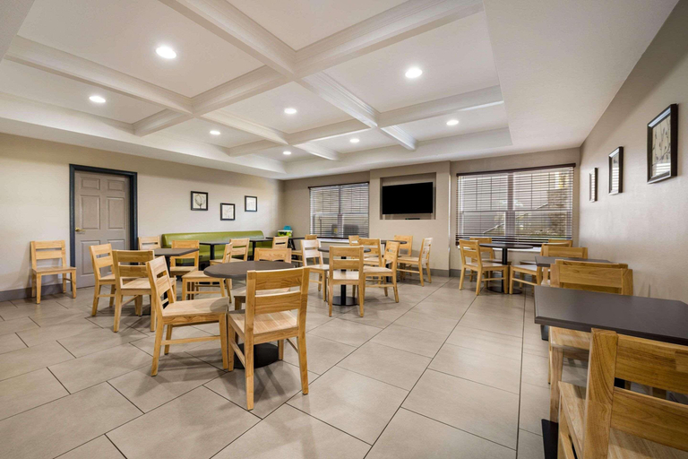 Food & Drinks 5, Country Inn & Suites Freeport, Stephenson