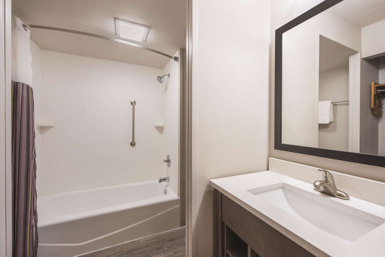 Bathroom 4, La Quinta Inn & Suites by Wyndham Effingham, Effingham