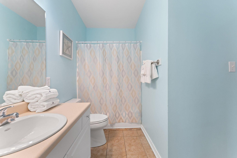 Bathroom 4, Rookery 801, Baldwin