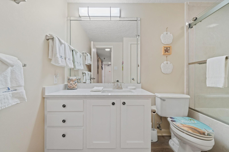 Bathroom 4, Romar Place 1002, Baldwin