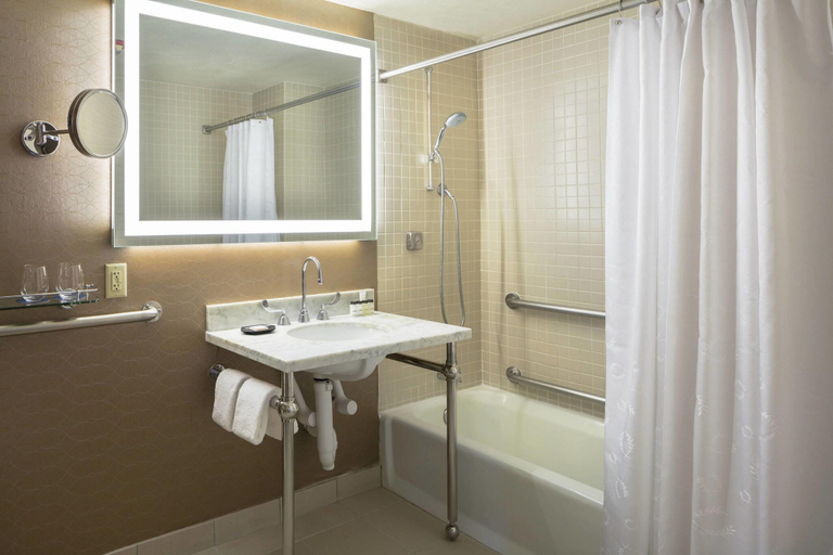 Bathroom 5, Sheraton Commander, Cambridge
