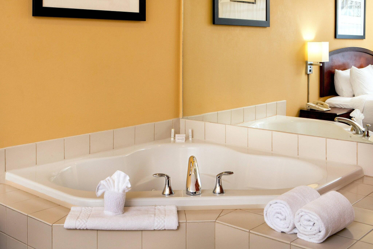Bathroom 4, Courtyard Hartford Manchester, Hartford