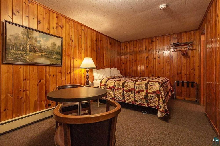 Bedroom 5, Motel Ely, Saint Louis