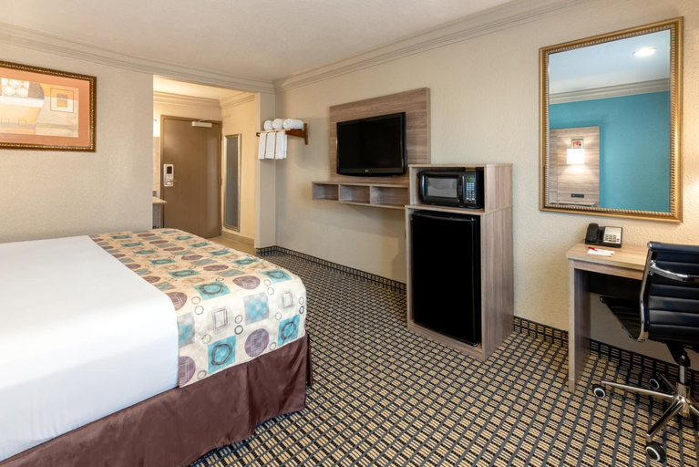 Bedroom 3, Ramada by Wyndham Houston Intercontinental Airpt S, Houston