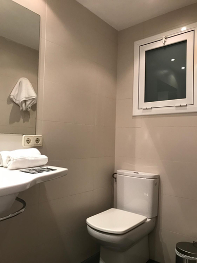 Bathroom 2, Hostal Can Pou, Girona