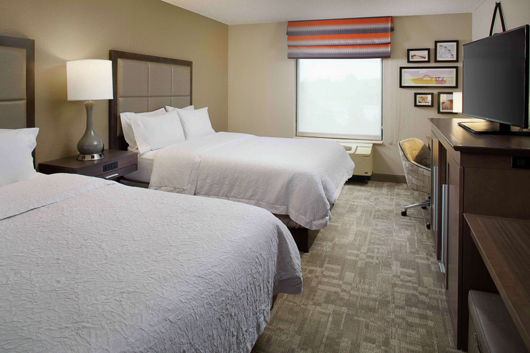 Bedroom 3, Hampton Inn Garden City Long Island, Nassau