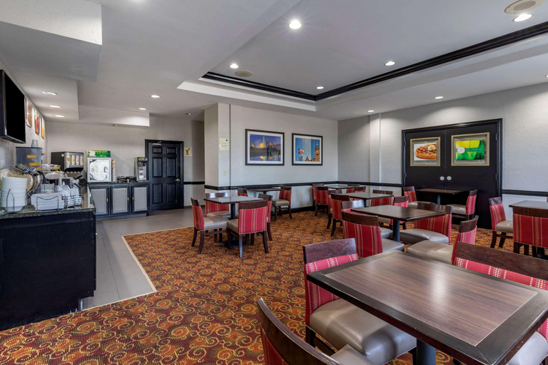 Food & Drinks 5, Quality Inn & Suites I-35 E/Walnut Hill, Dallas