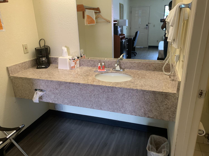 Bathroom 4, Econo Lodge Troy, Pike